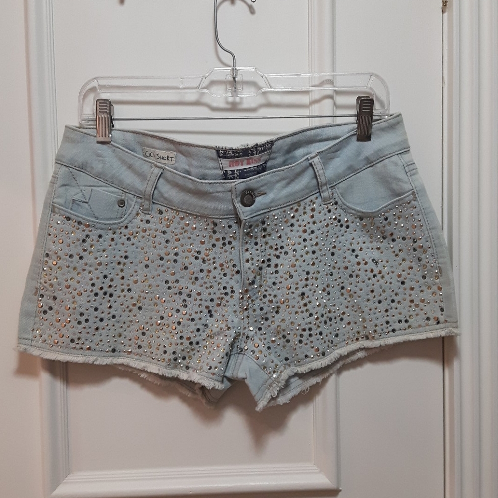 🛍️ Studded jean shorts